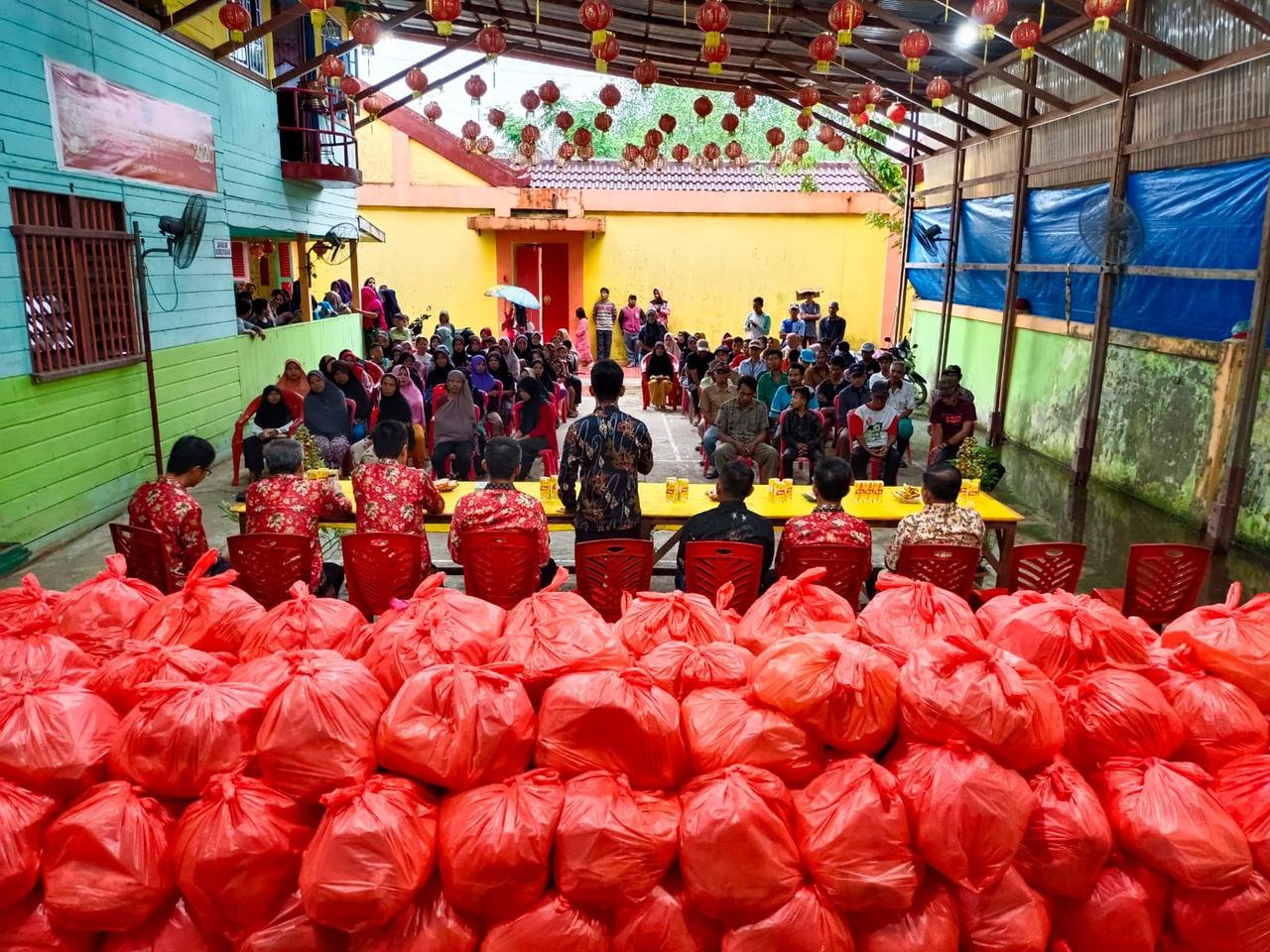 Gelar Baksos, Vihara Satya Dharma Bagikan 300 Paket Sembako Bagi Warga ...