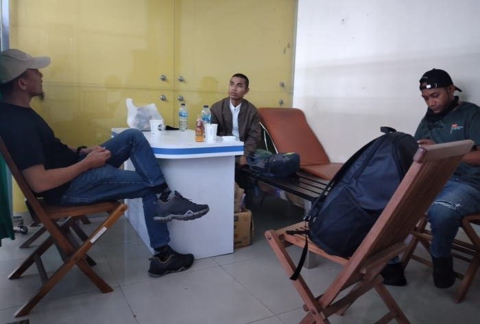 napi kasus terorisme, Rahmad Nazar Hasibuan (baju putih dan berjaket) saat berada di ruang runggu Bandara Internasional SSK II Pekanbaru, Kamis (HR/dod)